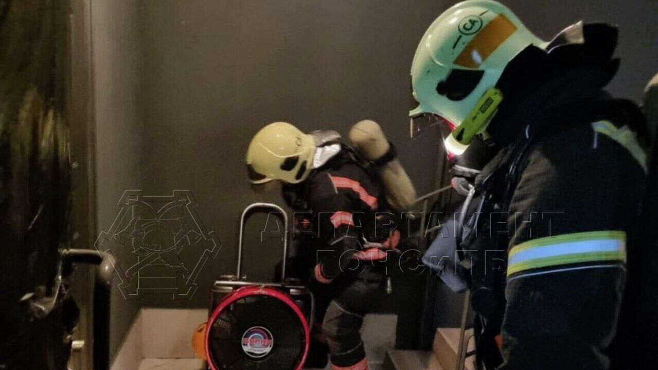 Сотрудники МЧС на месте пожара в жилом доме на улице Ратной в Москве - РИА Новости, 1920, 19.11.2021