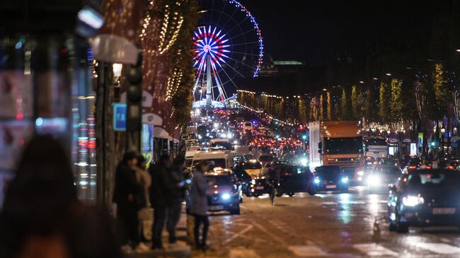 Церемония зажжения рождественской иллюминации на Елисейских полях