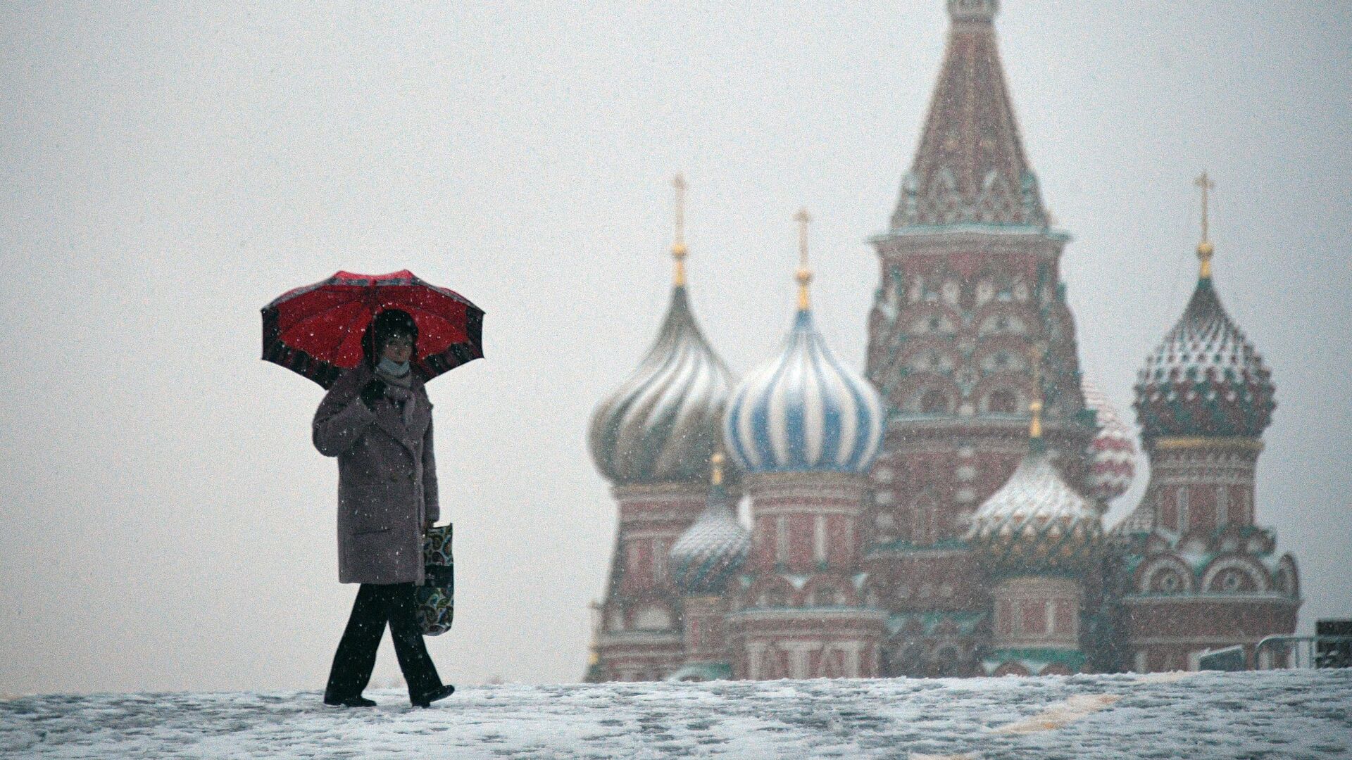 Женщина во время снегопада на Красной площади в Москве - РИА Новости, 1920, 19.11.2024