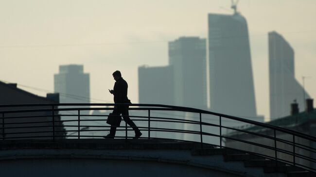 Прохожий на Садовническом мосту в Москве