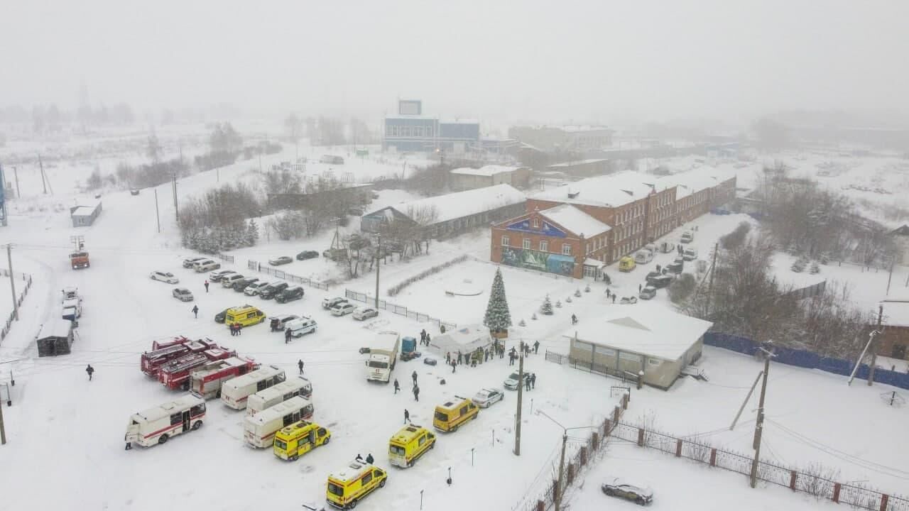 Автомобили оперативных служб у шахты Листвяжная, где произошло задымление - РИА Новости, 1920, 25.11.2021