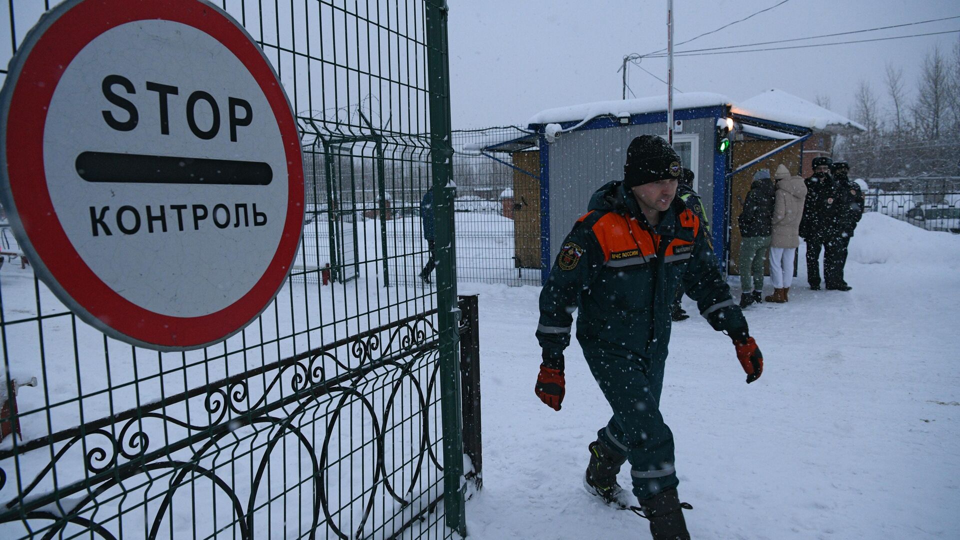 Сотрудник МЧС РФ выходит через КПП №1 шахты Листвяжная в городе Белово, где произошло задымление - РИА Новости, 1920, 26.11.2021