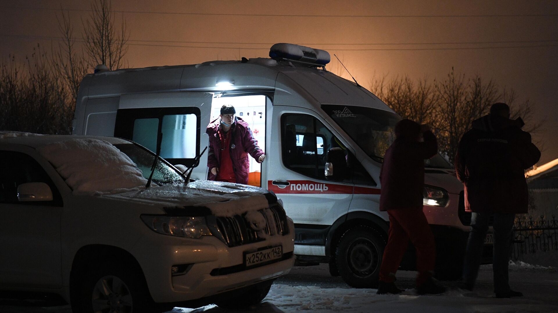 Машина скорой помощи возле шахты Листвяжная в городе Белово - РИА Новости, 1920, 25.11.2021