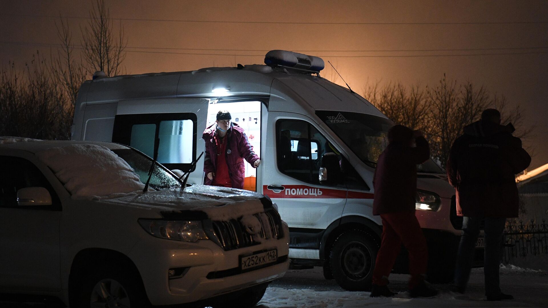 Машина скорой помощи возле шахты Листвяжная в городе Белово - РИА Новости, 1920, 25.11.2021