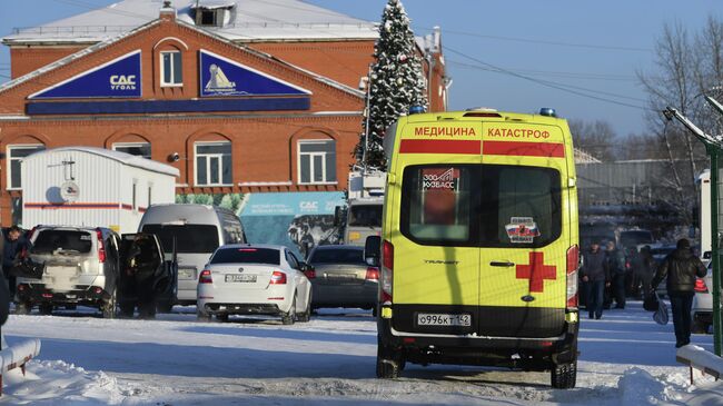 Автомобиль скорой помощи на территории шахты Листвяжная