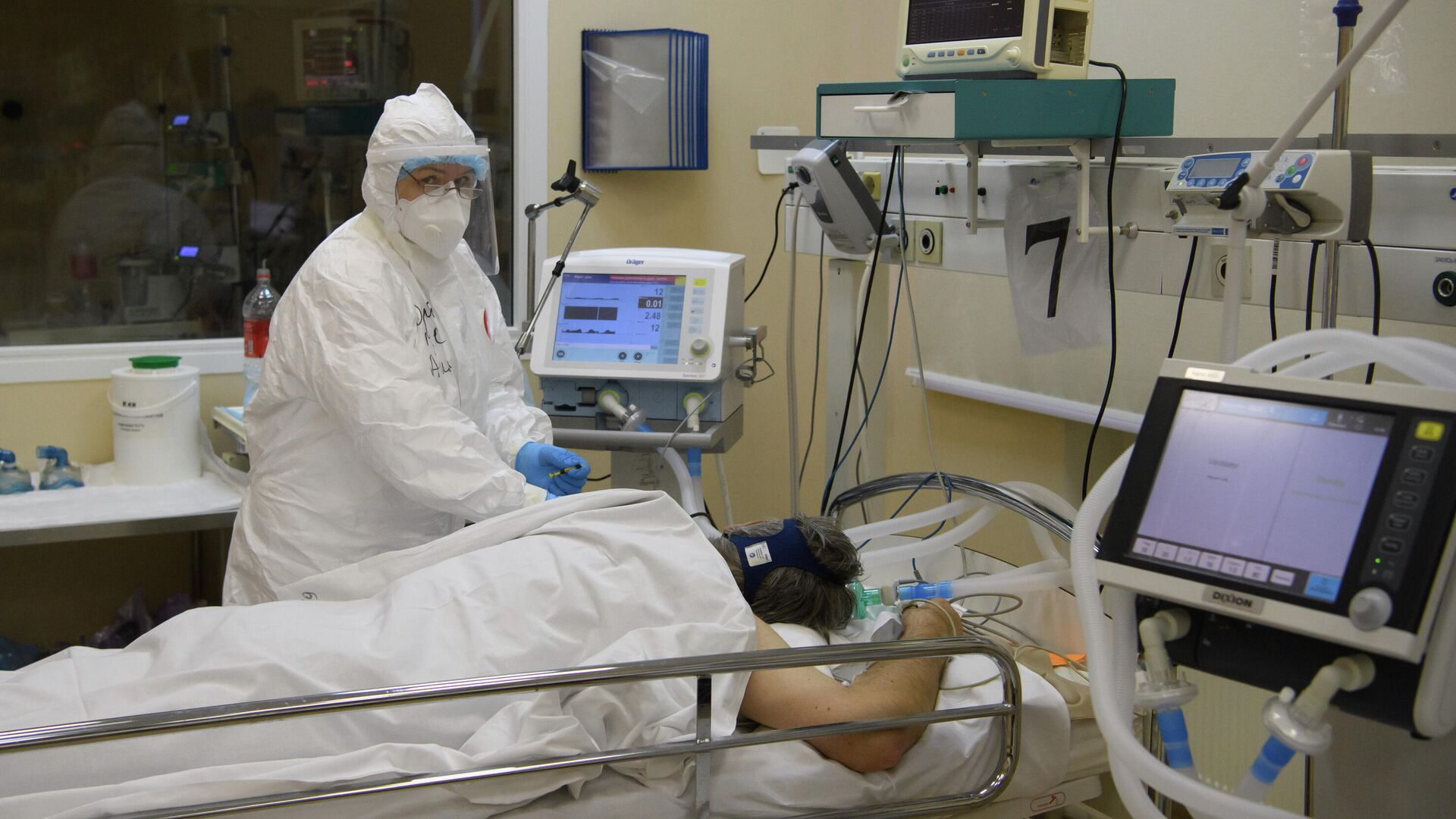 Медицинский работник и пациент c COVID-19 в отделении реанимации и интенсивной терапии в центральной клинической больнице РЖД-Медицина в Москве - РИА Новости, 1920, 09.01.2022