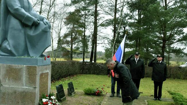 Памятник погибшим солдатам Красной армии в борьбе с немецко-фашистскими захватчиками установили в Капседе Лиепайского района, Латвия