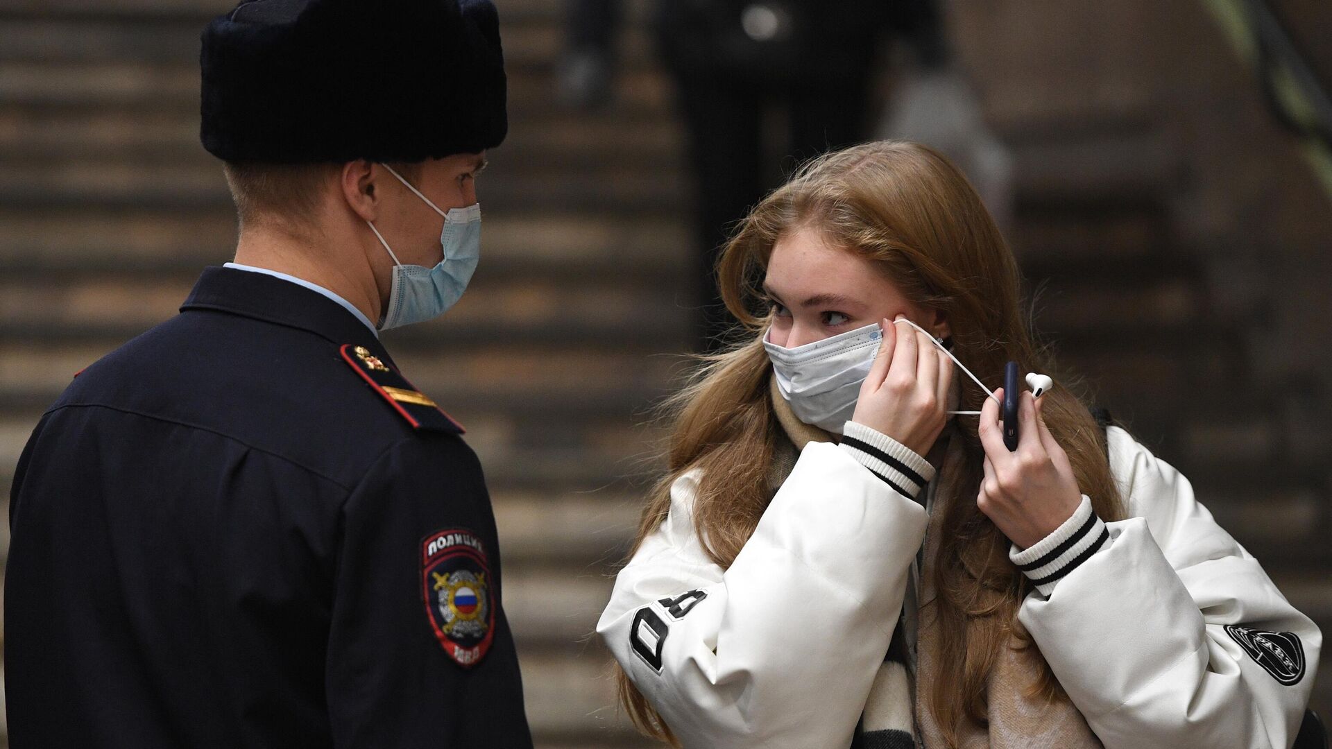 Сотрудник полиции и пассажир во время рейда по соблюдению масочного режима в метро на станции Красный проспект в Новосибирске - РИА Новости, 1920, 30.11.2021