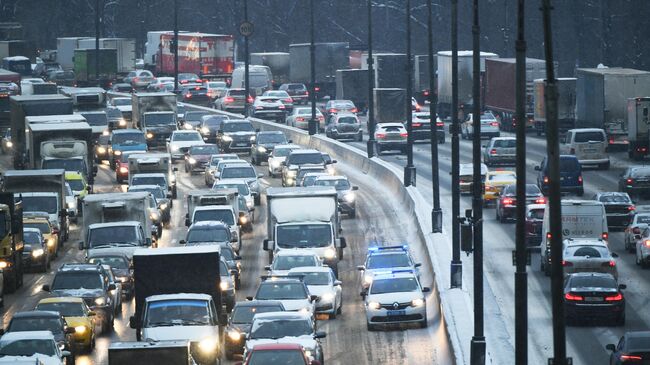 Автомобильное движение на Московской кольцевой автомобильной дороги (МКАД)