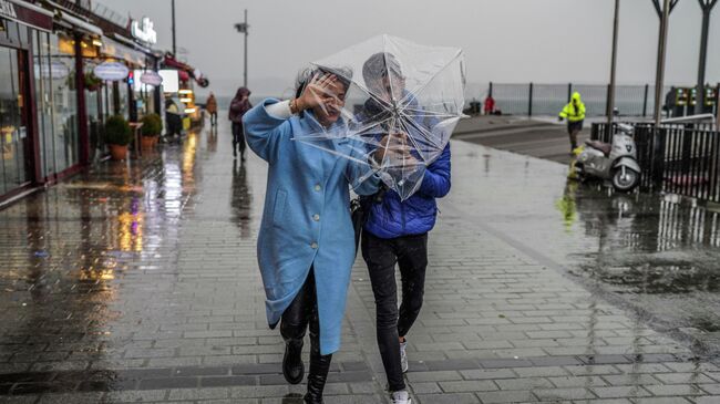 Прохожие во время урагана в Стамбуле, Турция