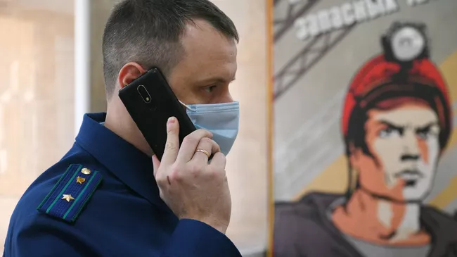Сотрудник прокуратуры во время проверки на шахте Комсомолец в Ленинске-Кузнецком