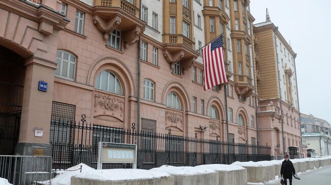 Флаг США на здании посольства на Новинском бульваре в Москве