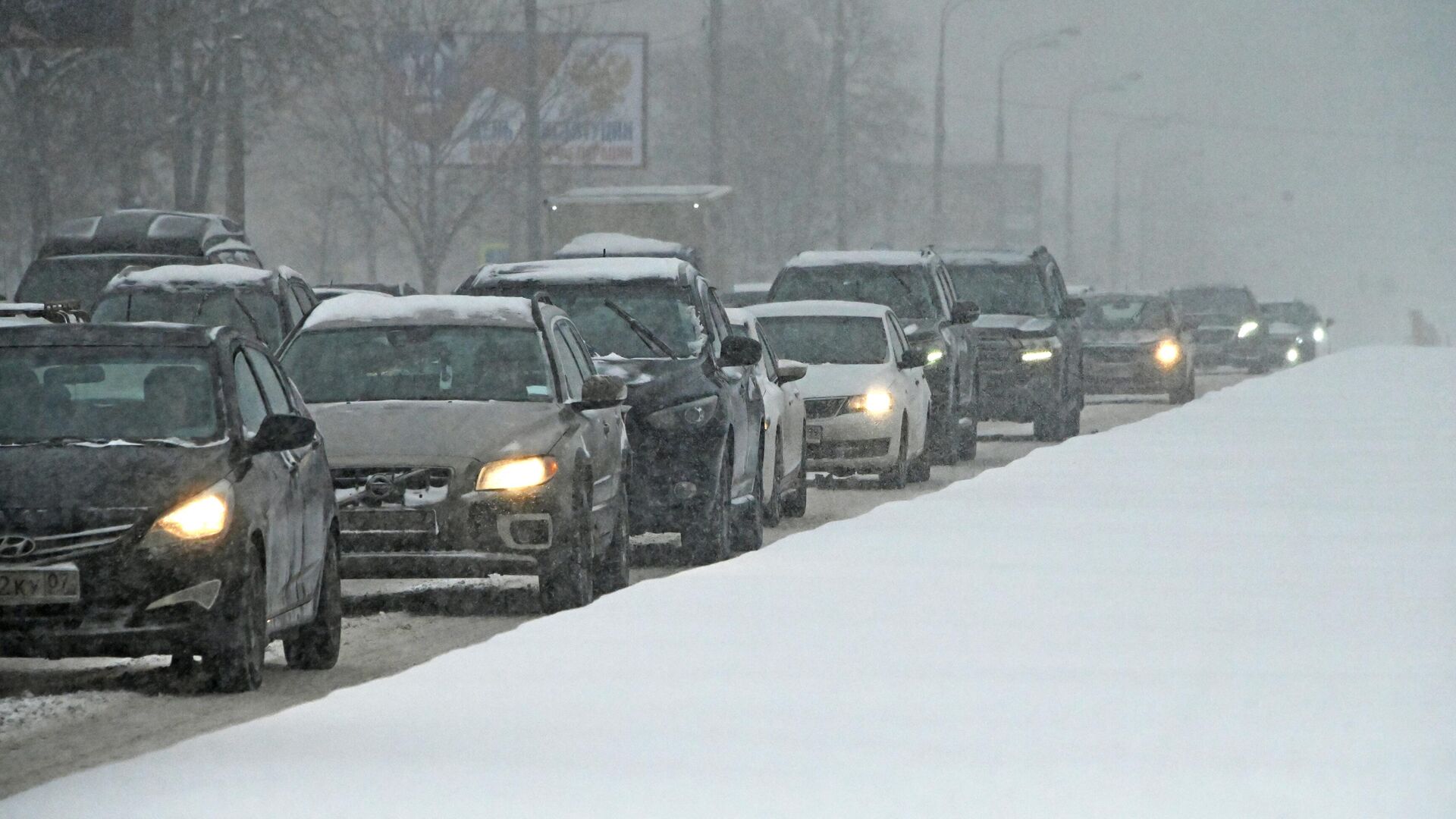 Дорожное движение на Ленинском проспекте во время снегопада в Москве - РИА Новости, 1920, 16.12.2021