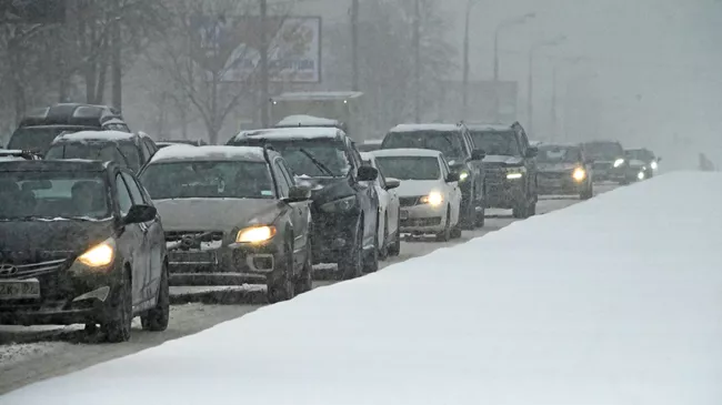 Дорожное движение на Ленинском проспекте во время снегопада в Москве