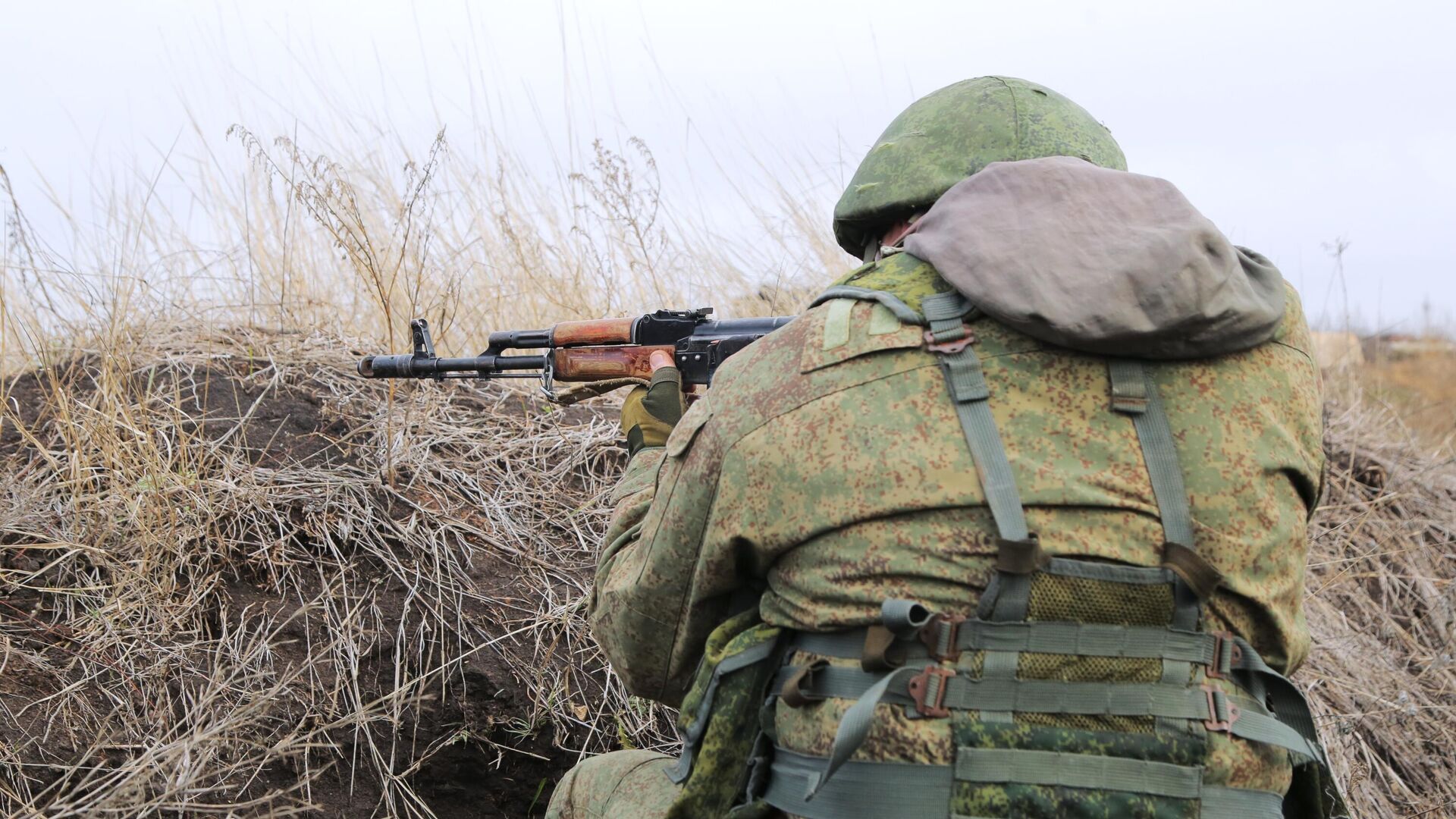 Боец Народной милиции ЛНР на крайнем блокпосте рядом с поселком Фрунзе в Луганской области - РИА Новости, 1920, 23.01.2022