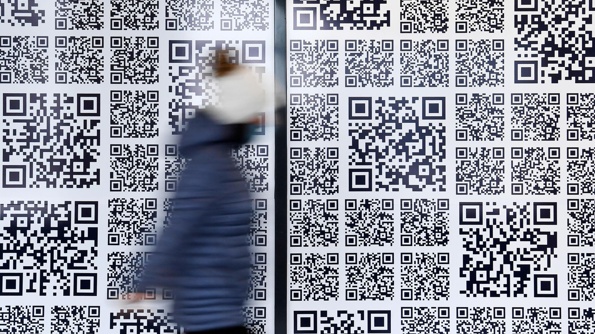 Посетительница у стены с qr-кодами в технопарке имени Попова в Иннополисе - РИА Новости, 1920, 25.12.2023