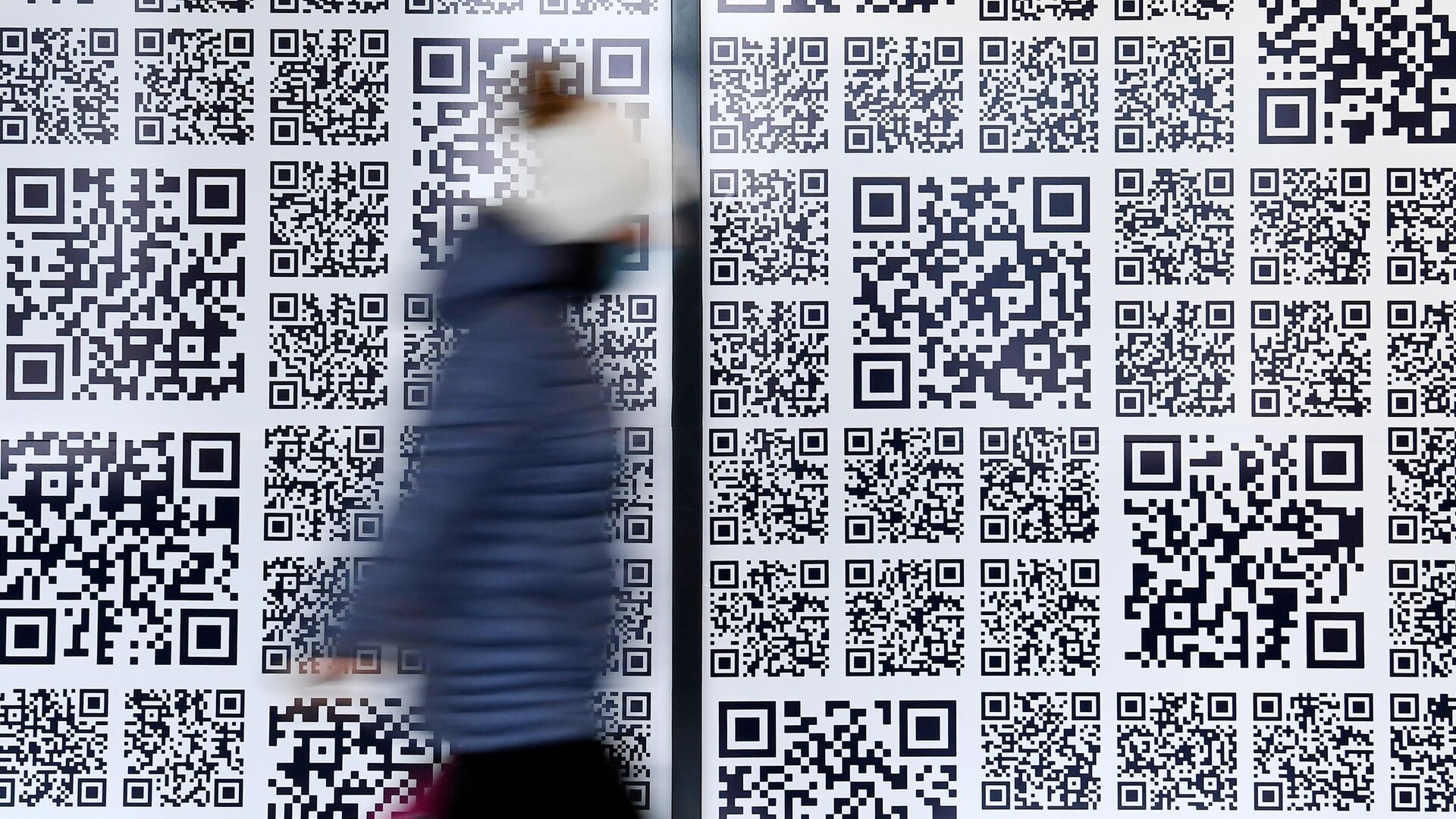 Посетительница у стены с qr-кодами в технопарке имени Попова в Иннополисе - РИА Новости, 1920, 03.02.2022