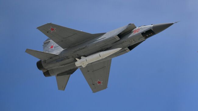 Многоцелевой истребитель МиГ-31 с гиперзвуковой ракетой Кинжал на военном параде, посвященном 73-й годовщине Победы в ВОВ
