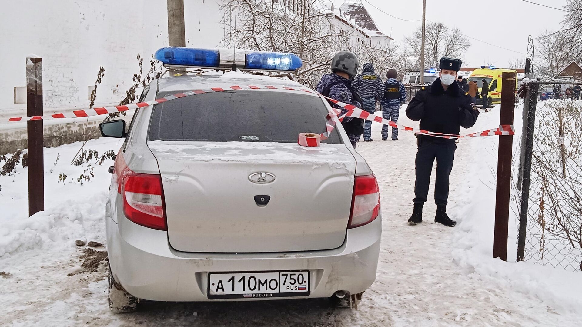 Сотрудники полиции у православной гимназии в Серпухове, где произошел взрыв - РИА Новости, 1920, 13.12.2021