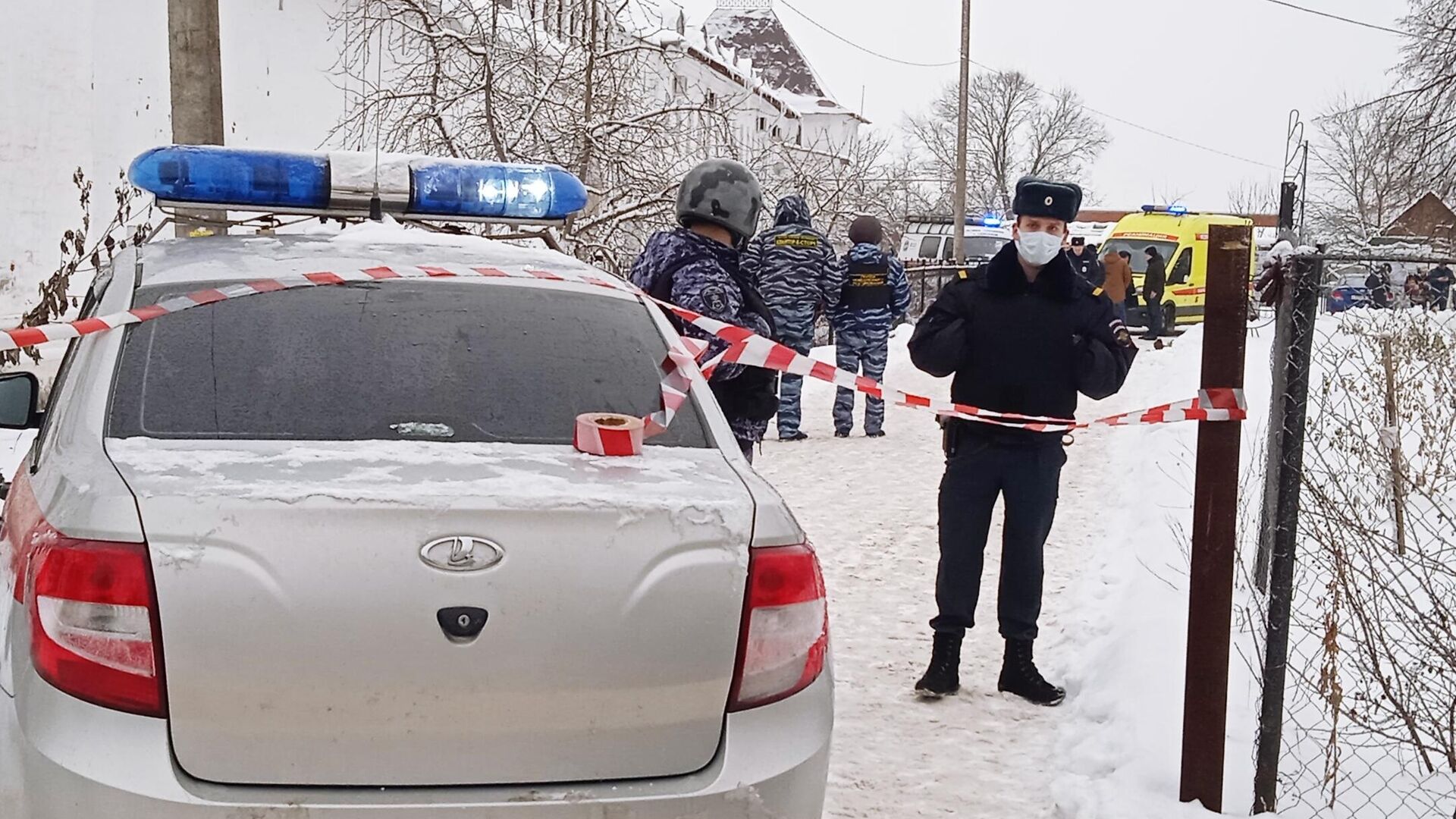 Сотрудники полиции у православной гимназии в Серпухове, где произошел взрыв - РИА Новости, 1920, 13.12.2021