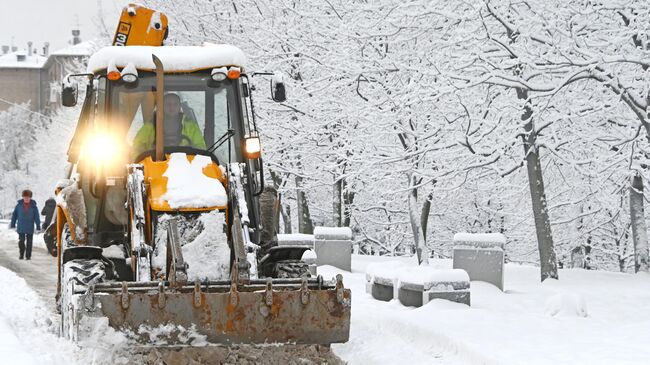 Уборка снега на Ленинском проспекте в Москве