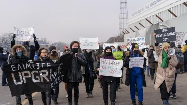 Участники митинга в День независимости Казахстана на площади Республики в Алма-Ате. Участники разных политических движений пришли на площадь, чтобы почтить память жертв декабрьских событий 1986 года в Бишкеке и 2011 года в Жанаозене. Тимур Батыршин / Sputnik