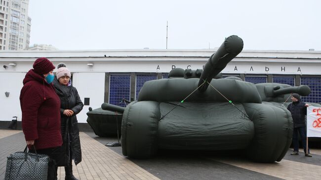 Предприниматели выставили у станции метро Арсенальная в Киеве надувную военную технику в рамках акции протеста против министерства обороны Украины