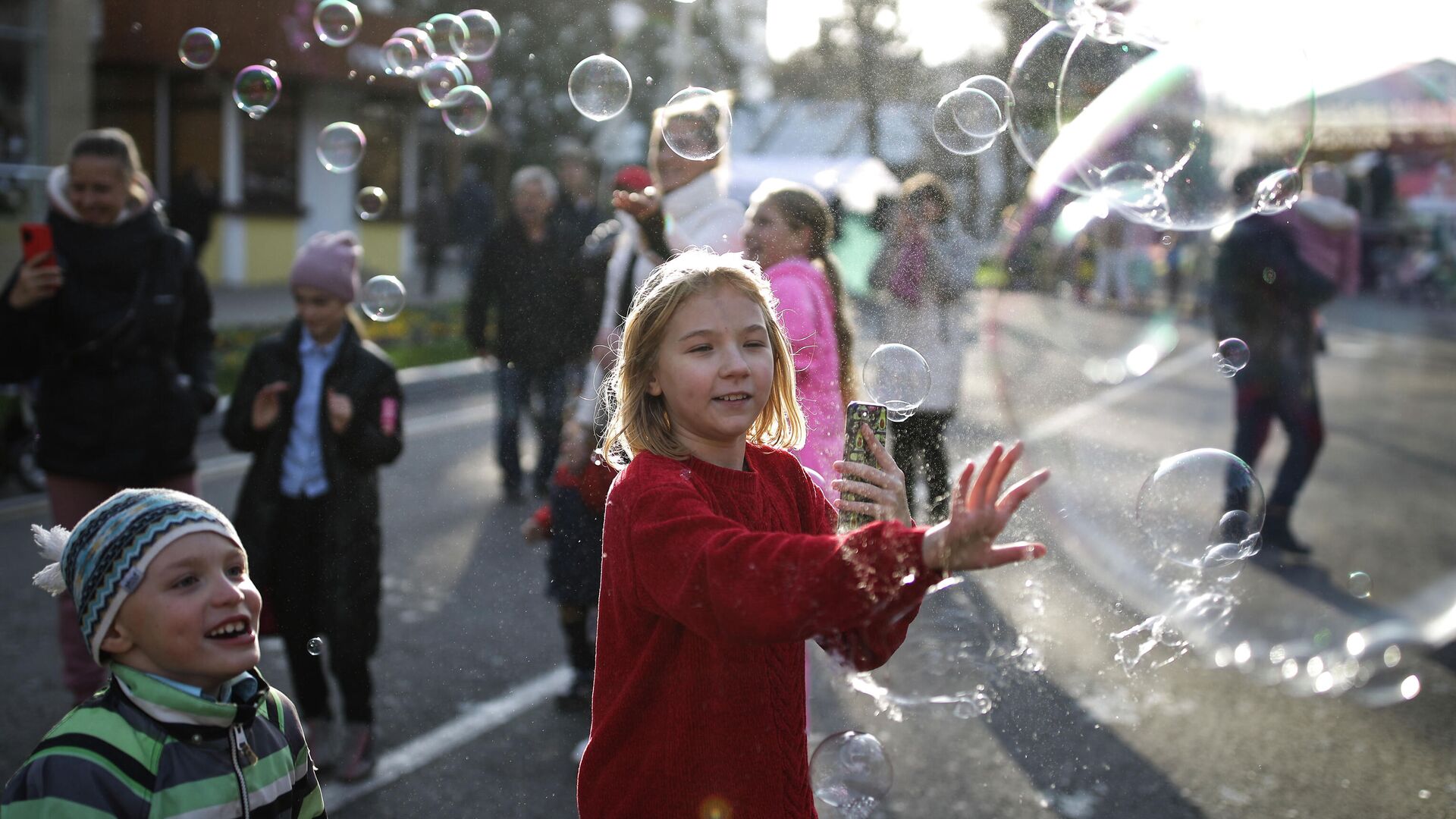 Дети играют с мыльными пузырями на праздновании 175-летия города Анапы - РИА Новости, 1920, 06.10.2025