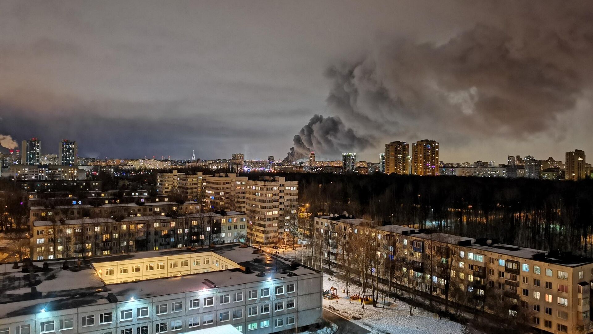 Дым от пожара на корабле на судостроительном заводе Северная верфь в Санкт-Петербурге - РИА Новости, 1920, 17.12.2021