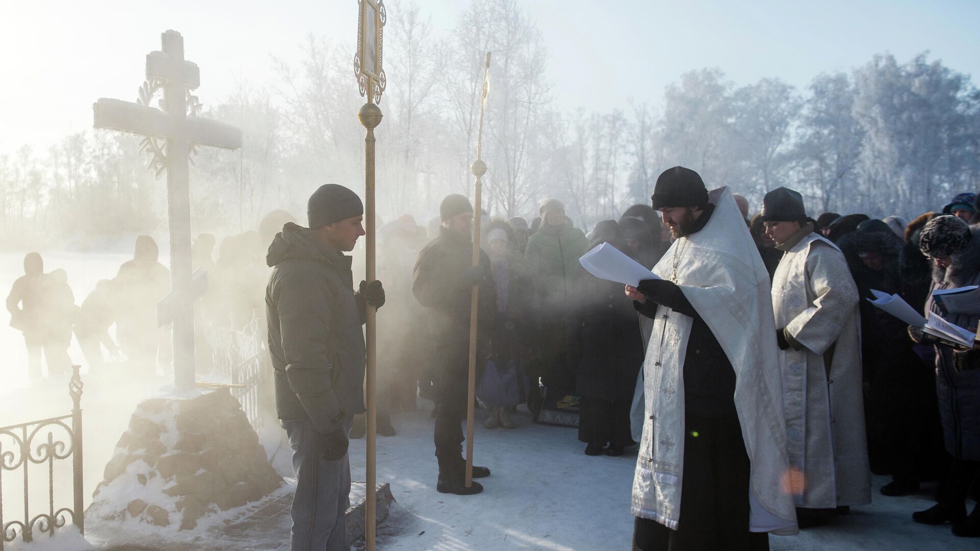Священнослужители проводят молебен и освящение воды в источнике с целебной минеральной водой на территории Ачаирского женского монастыря Честного Креста Господня в Омской области - РИА Новости, 1920, 18.01.2022