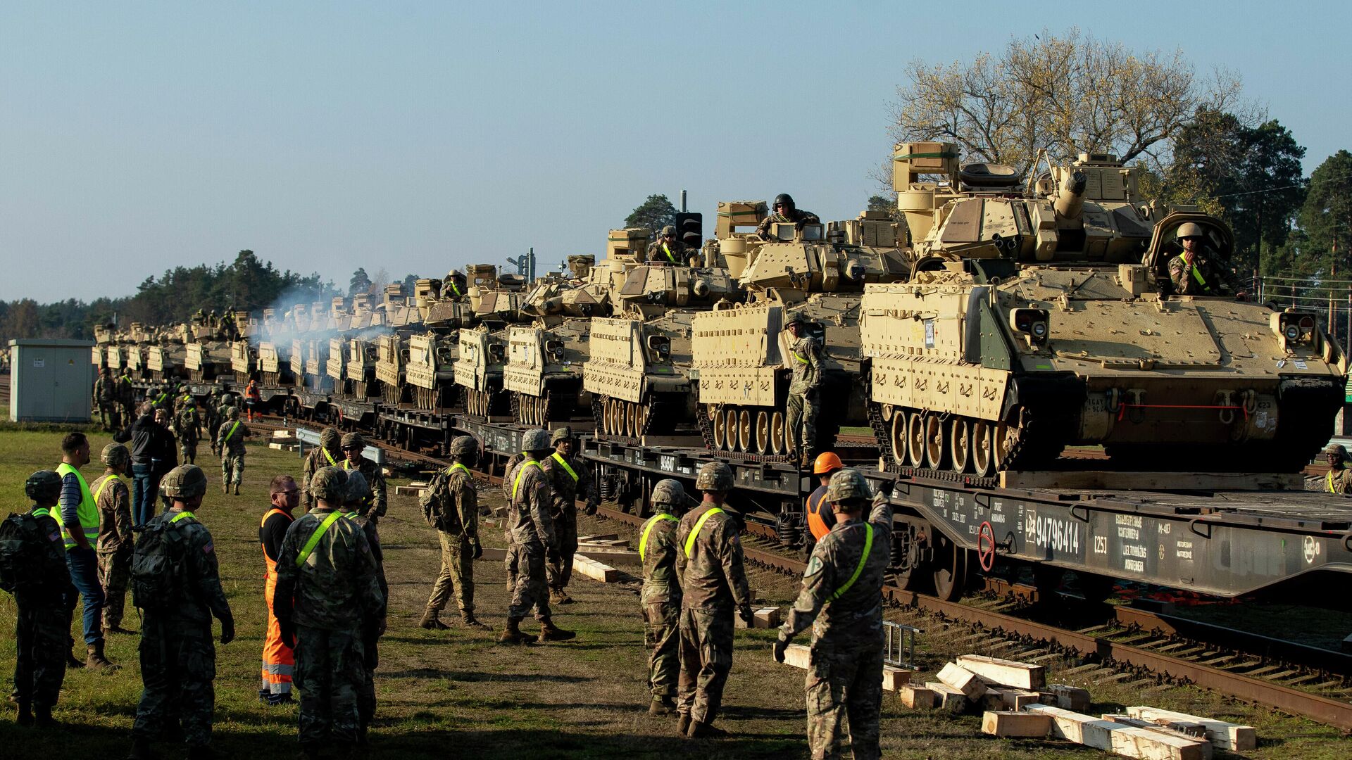 Американские боевые машины пехоты Брэдли на железнодорожной станции Пабраде в Литве. Архивное фото - РИА Новости, 1920, 29.03.2024