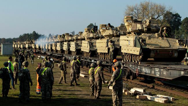 Американские боевые машины пехоты Брэдли на железнодорожной станции Пабраде в Литве. Архивное фото