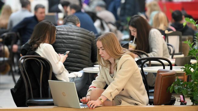 Посетительница в торговом центре Авиапарк в Москве