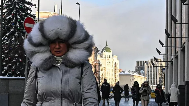 Прохожие на улице в Москве. Архивное фото.