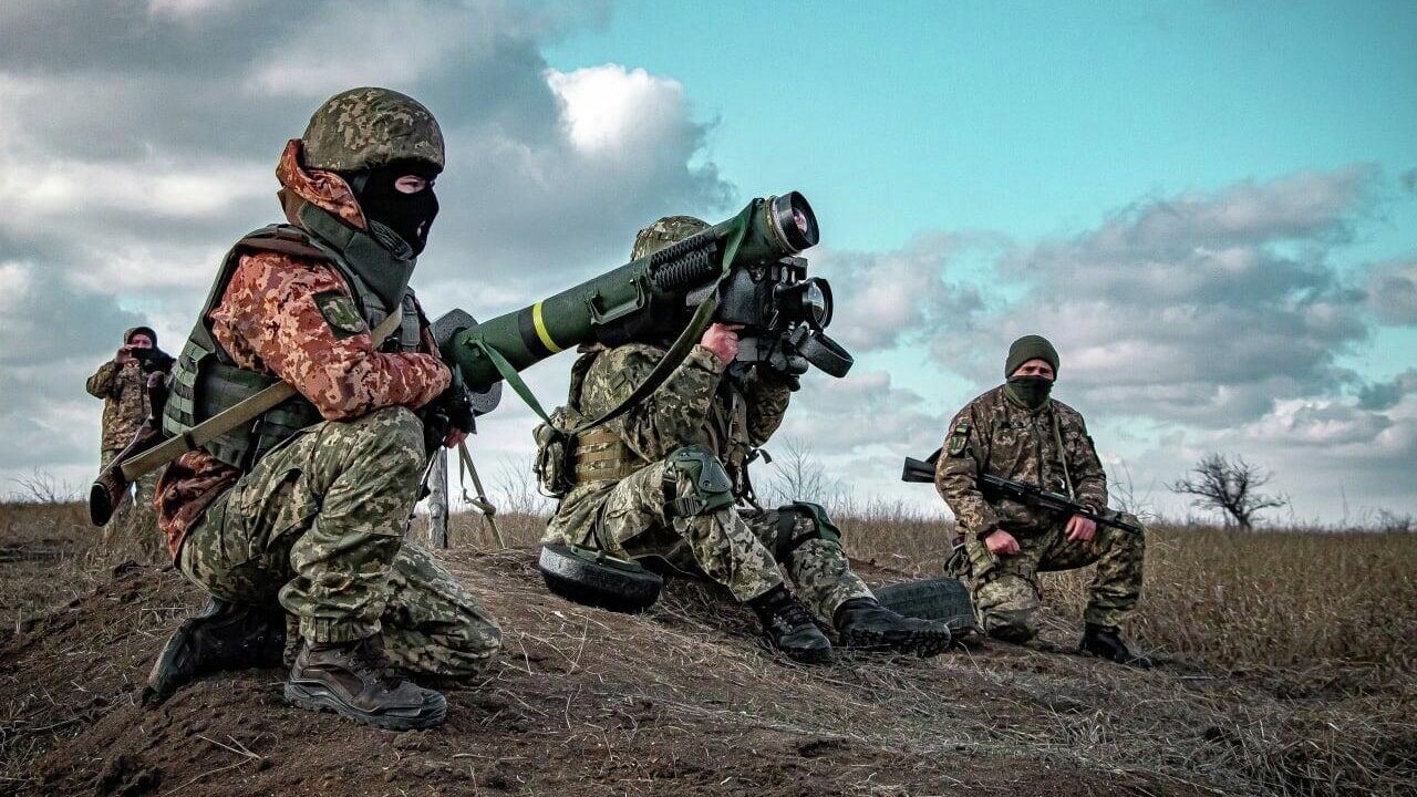 Украинские военные провели учебные стрельбы из ракетного комплекса Javelin в Донбассе - РИА Новости, 1920, 23.12.2021