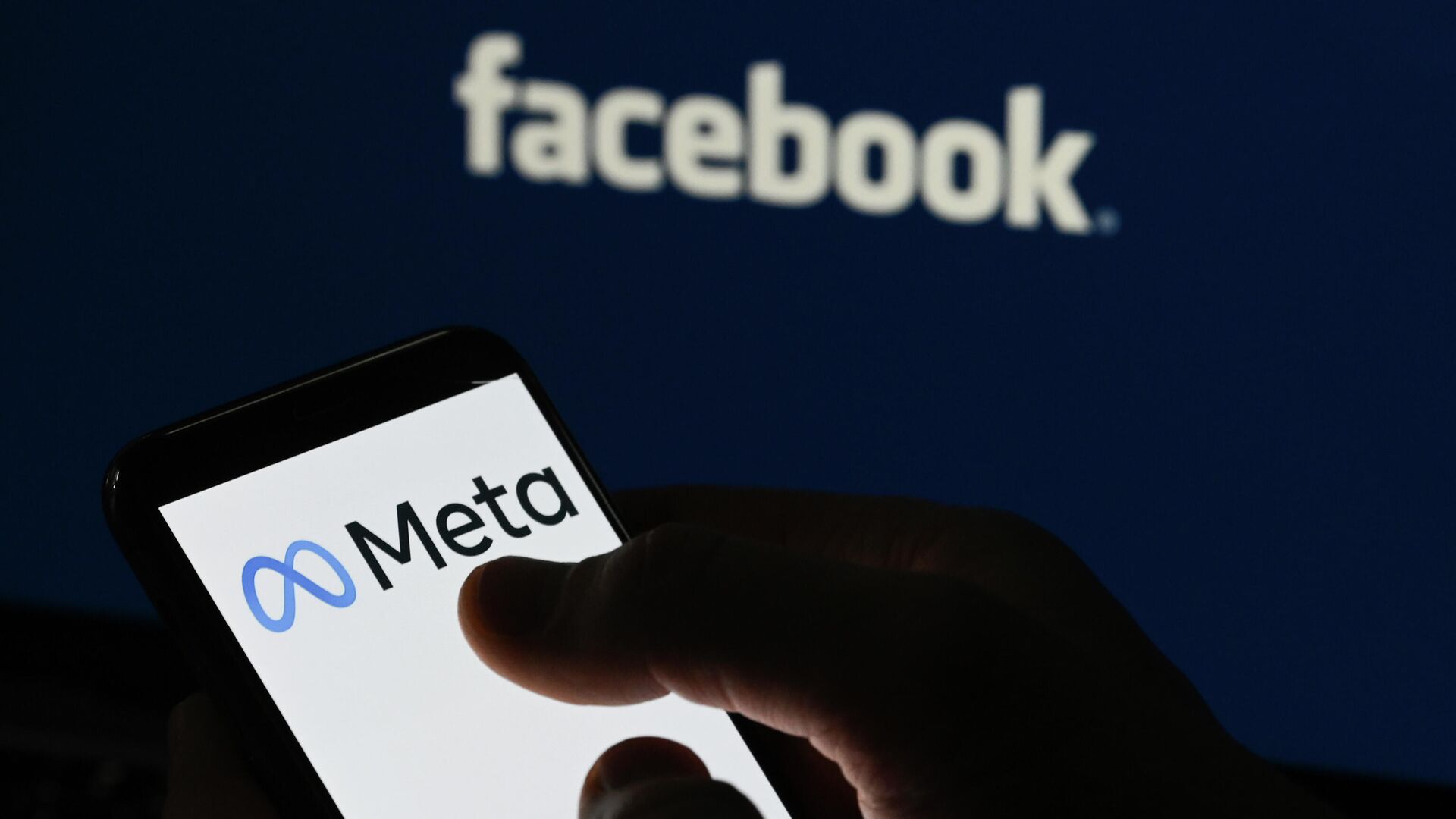 Логотипы компании Facebook и Meta на экранах смартфона и монитора - РИА Новости, 1920, 15.03.2022