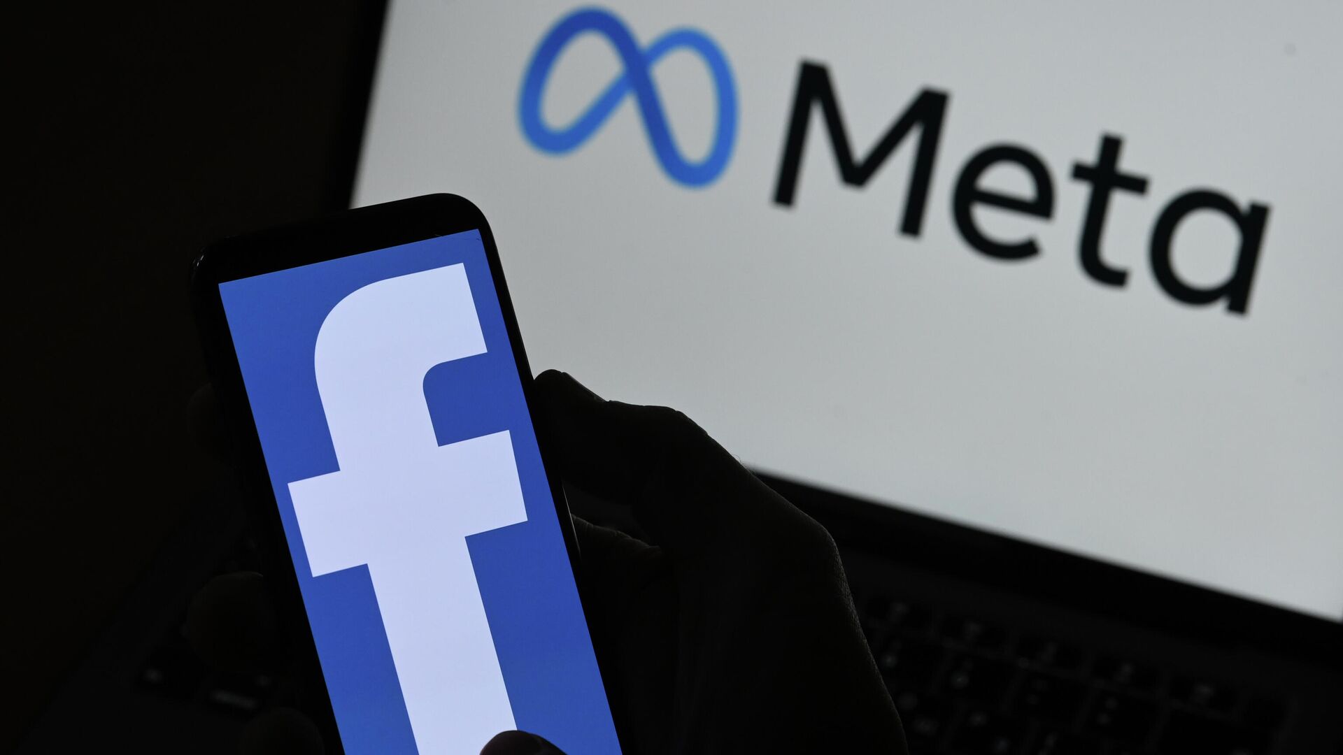 Логотипы компании Facebook и Meta на экранах смартфона и монитора - РИА Новости, 1920, 04.03.2022