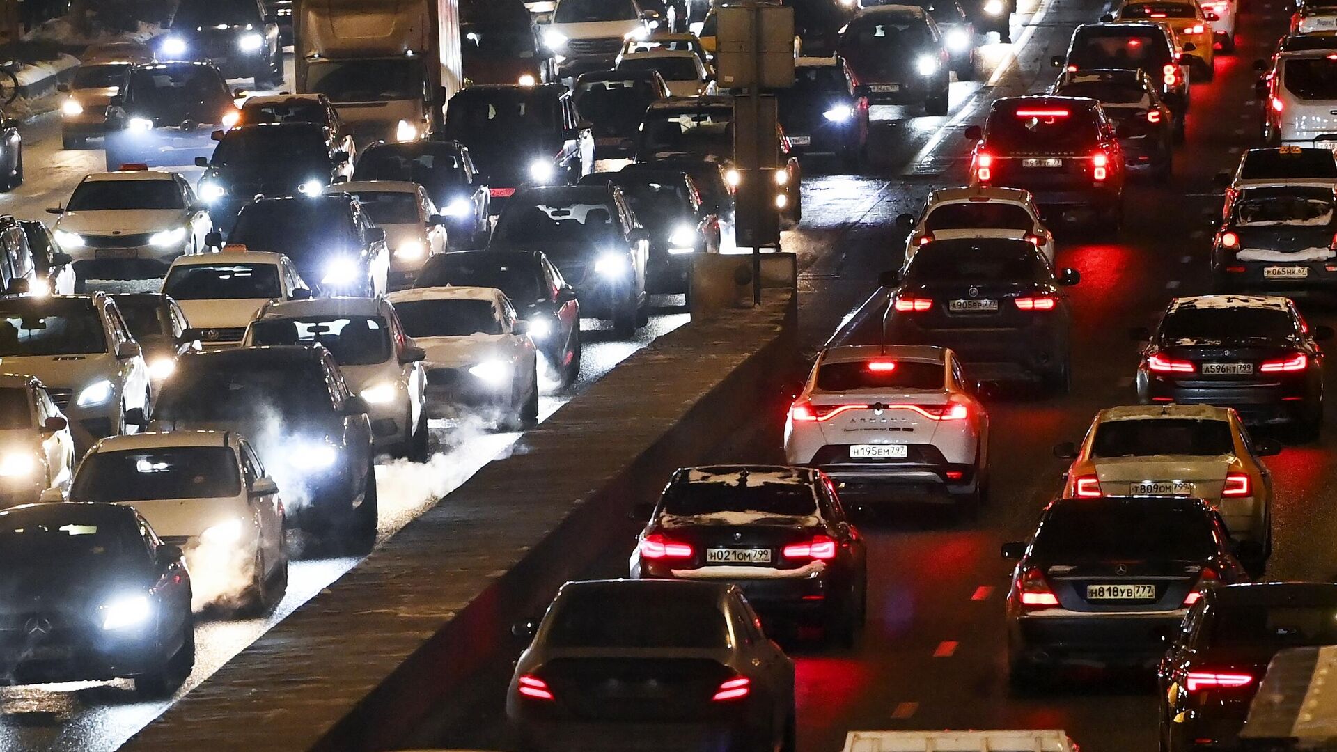 Автомобили стоят в пробке на Новинском бульваре в Москве - РИА Новости, 1920, 25.11.2025