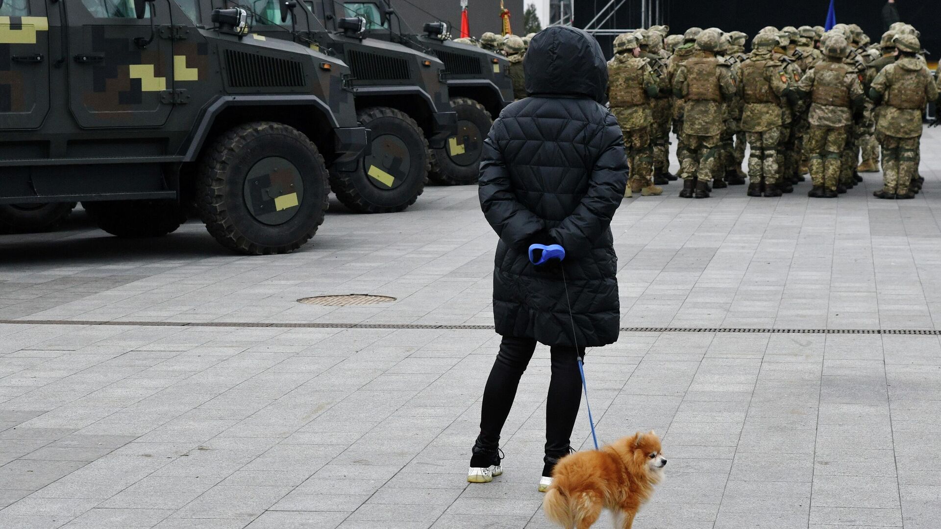 Женщина смотрит на группу военнослужащих во время репетиции парада ко Дню Вооруженных сил Украины - РИА Новости, 1920, 02.02.2022