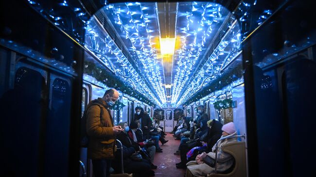 Пассажиры в вагоне Новогоднего поезда московского метро