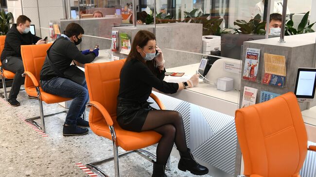 Посетители в новом флагманском центре МФЦ в ТЦ Щелковский в Москве