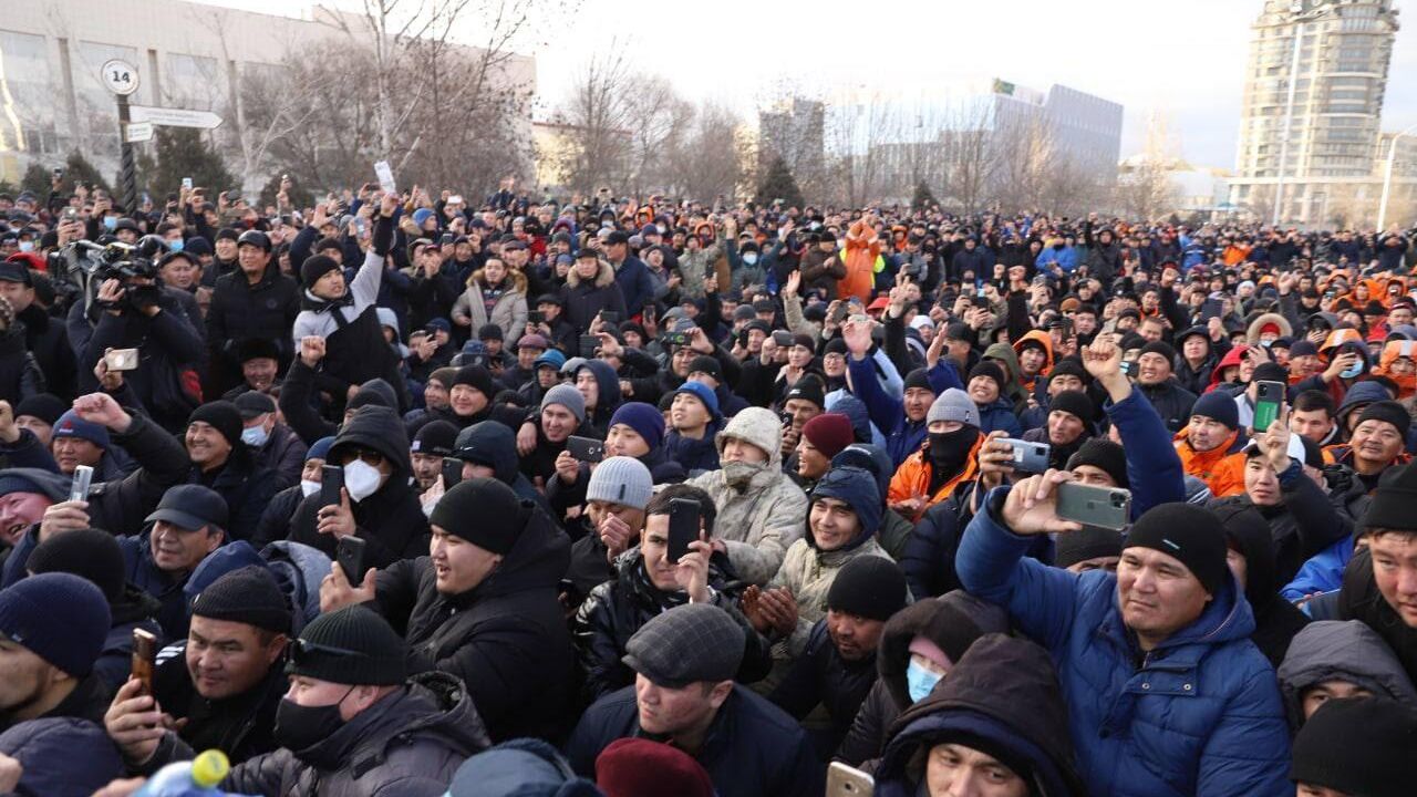 Активисты на площади Ынтымак в Актау во время встречи с правительственной комиссией - РИА Новости, 1920, 06.01.2022