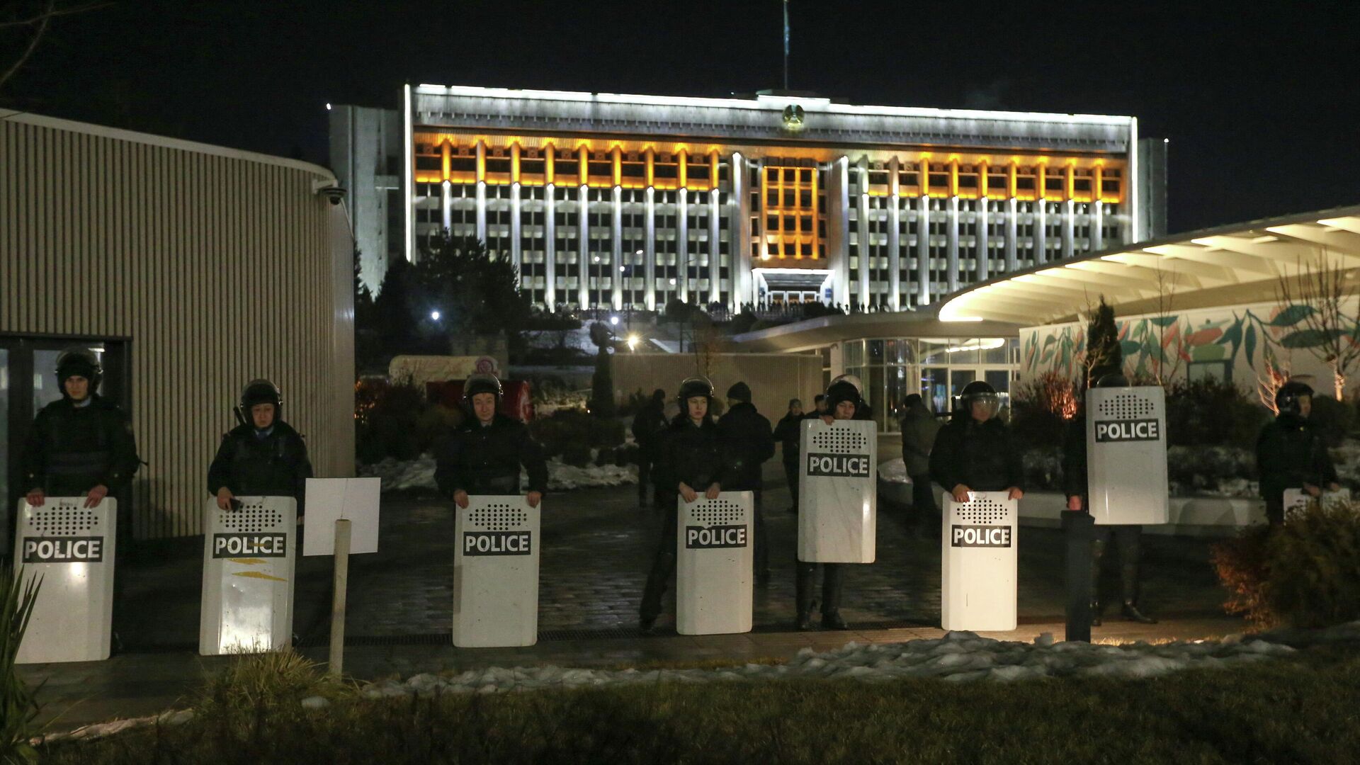 Сотрудники полиции во время акции протеста против повышения цен на газ в Алма-Ате, Казахстан - РИА Новости, 1920, 05.01.2022