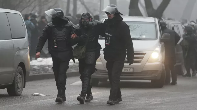 Сотрудники полиции во время акции протеста против повышения цен на газ в Алма-Ате, Казахстан