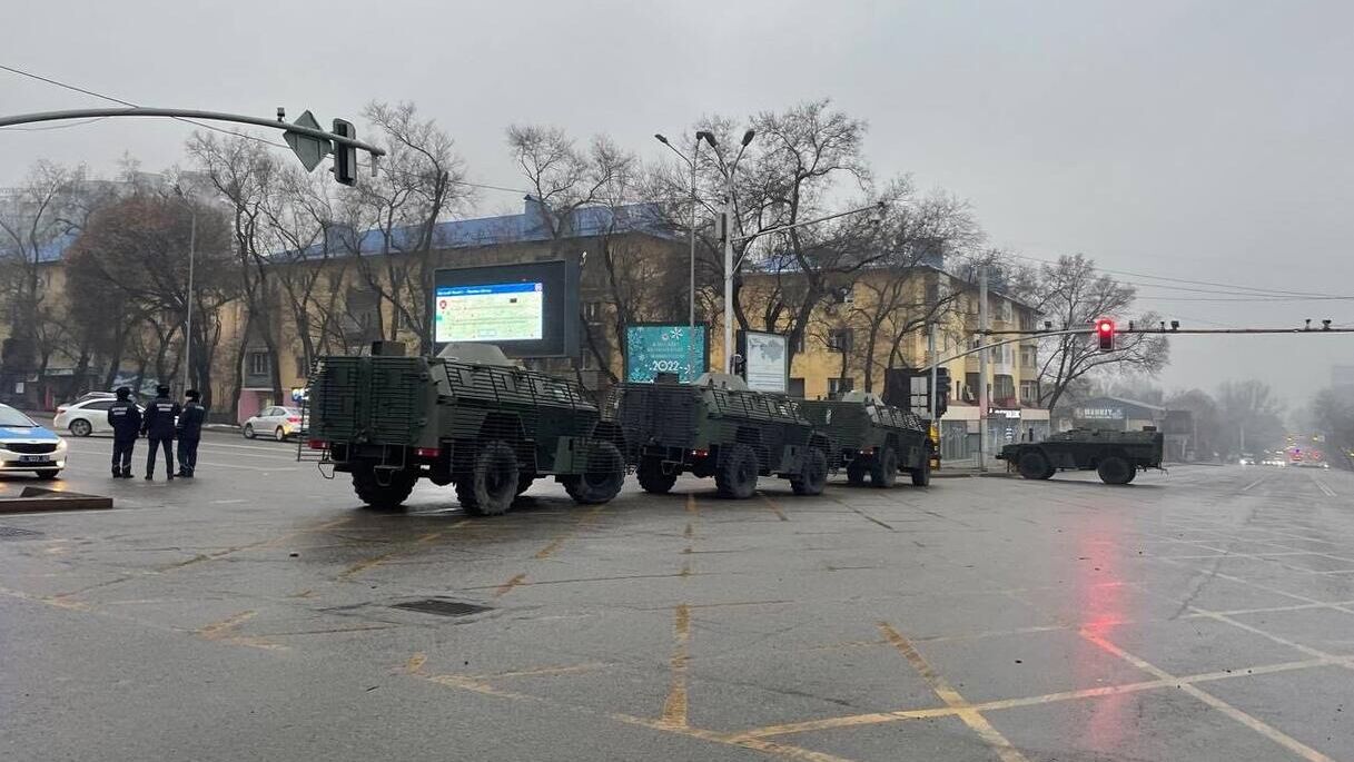 Военная техника на улице в Алма-Ате - РИА Новости, 1920, 05.01.2022