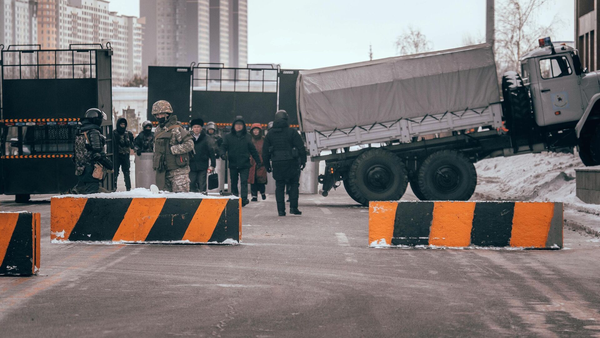 Сотрудники силовых структур дежурят на одной из улиц в Нур-Султане. Архивное фото - РИА Новости, 1920, 26.11.2022