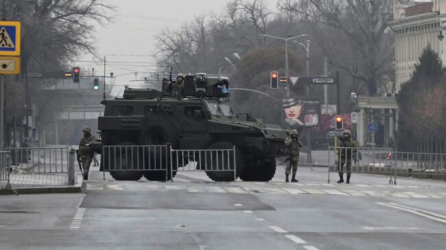 Военные на блок-посту в Алма-Ате