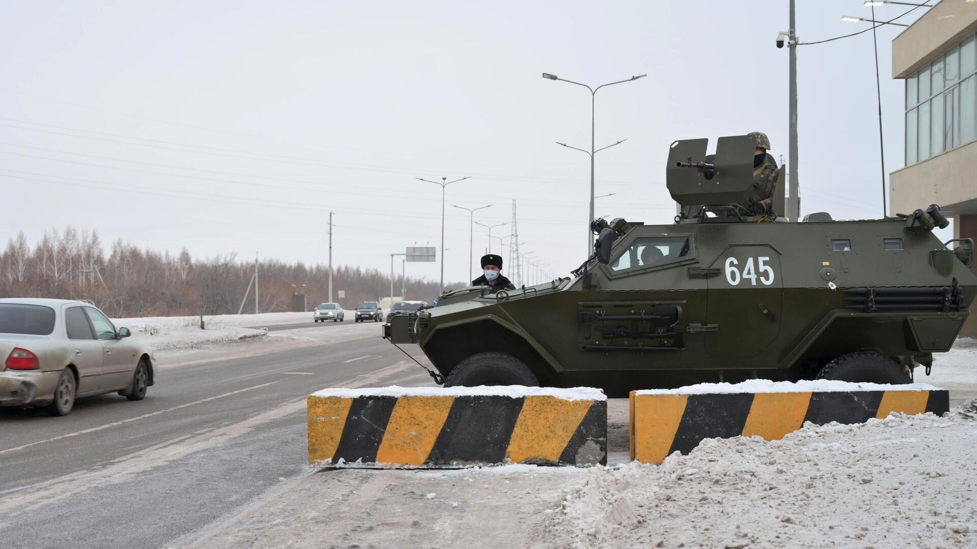 Сотрудник полиции и военнослужащий дежурят на одной из улиц в Нур-Султане - РИА Новости, 1920, 07.01.2022