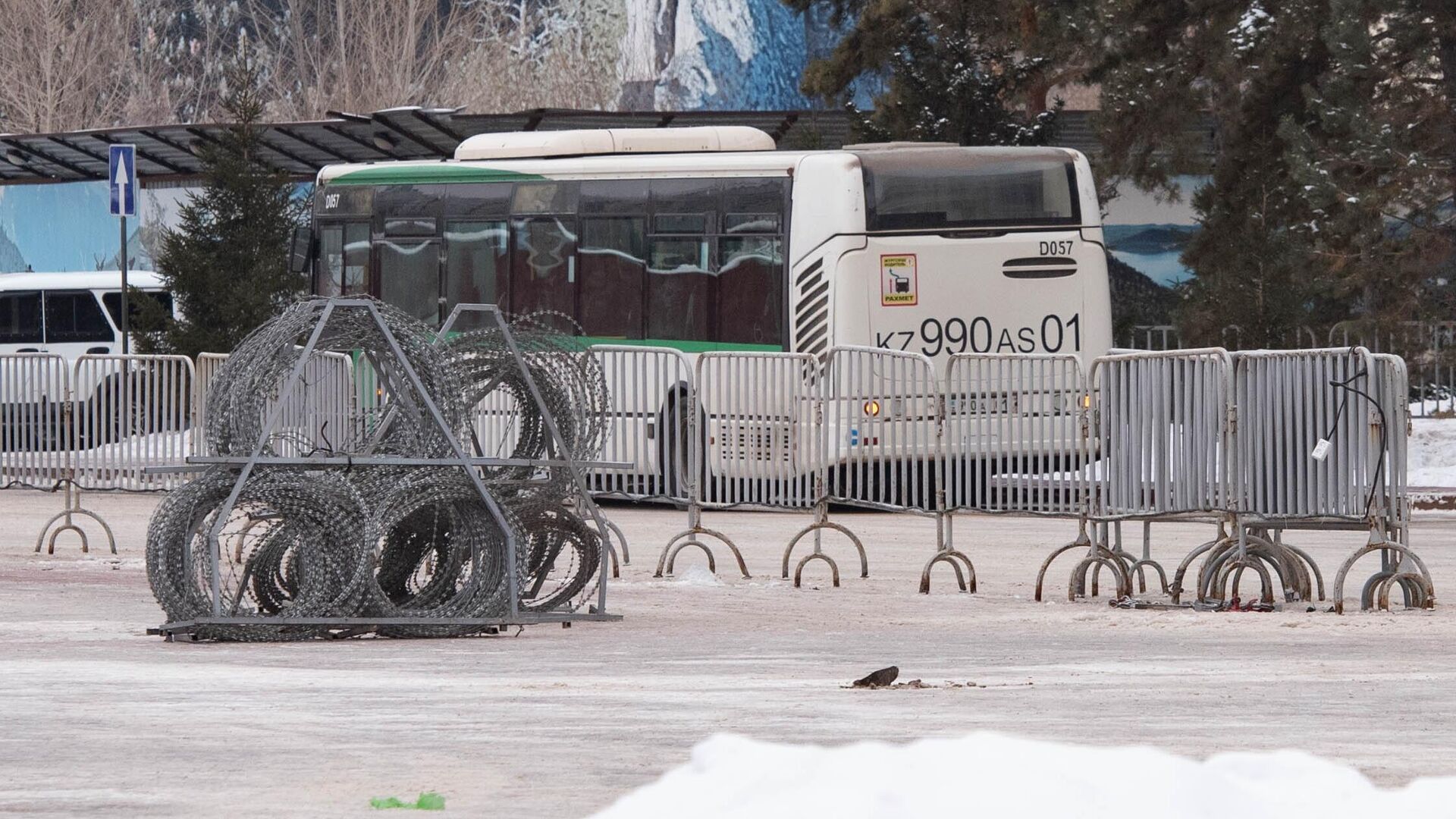 Металлические ограждения и колючая проволока на одной из улиц в Нур-Султане - РИА Новости, 1920, 07.01.2022