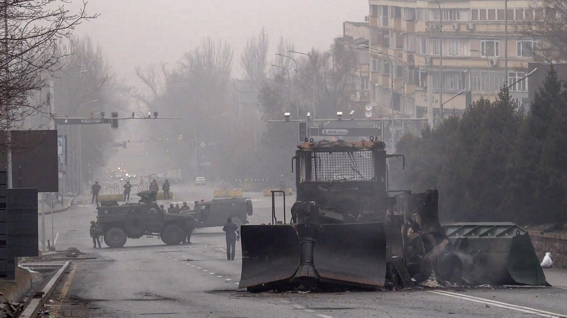 Военнослужащие блокируют улицу в центре Алма-Аты, Казахстан - РИА Новости, 1920, 07.01.2022